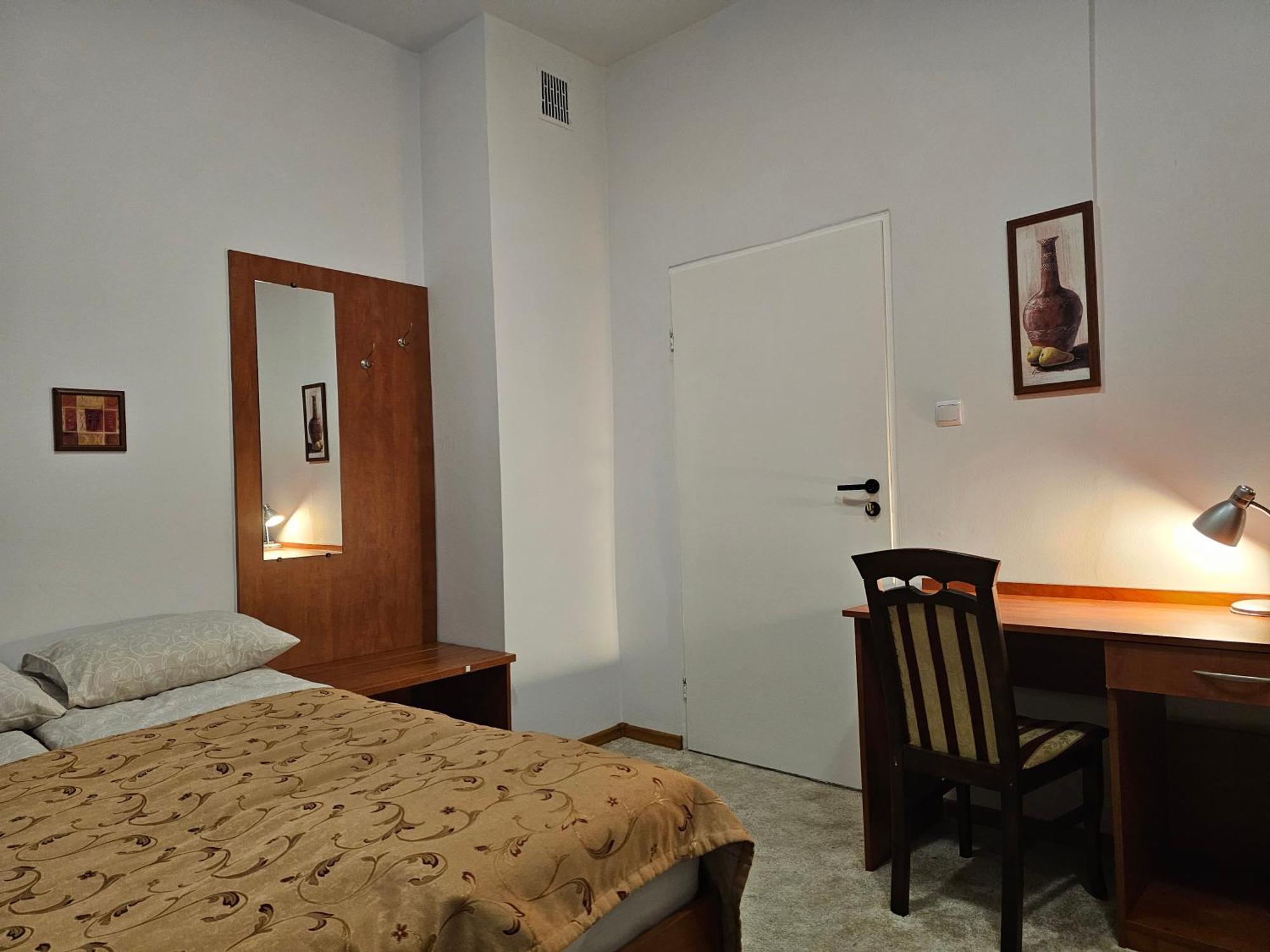 Rest Hostel Airport Modlin Nowy Dwór Mazowiecki Zewnętrze zdjęcie